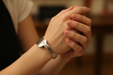 Carica l'immagine nel visualizzatore di Gallery, Bracciale indossato 10