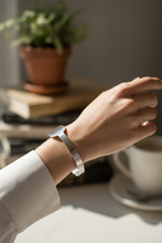 Carica l'immagine nel visualizzatore di Gallery, Bracciale indossato 3