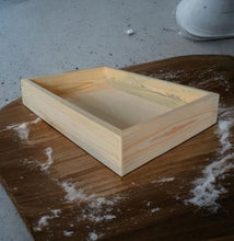 Laden Sie das Bild in den Galerie-Viewer, HOLZKISTE - TISCH FÜR ROLLEN 60X40