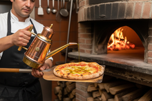 Carica l'immagine nel visualizzatore di Gallery, Chef condisce pizza - Forno a legna