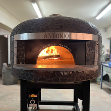 Carica l'immagine nel visualizzatore di Gallery, Close-up forno con fuoco - Alta qualità