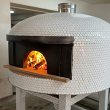 Carica l'immagine nel visualizzatore di Gallery, Forno bianco con fuoco - Close-up