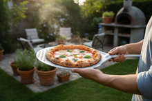 Carica l'immagine nel visualizzatore di Gallery, Mani con pizza - Giardino