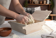 Load image into Gallery viewer, Mani mischiano farina e acqua - Inizio impasto