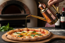 Carica l'immagine nel visualizzatore di Gallery, Mano versa olio su pizza - Azione