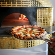 Carica l'immagine nel visualizzatore di Gallery, Pizza perfetta - Food photography