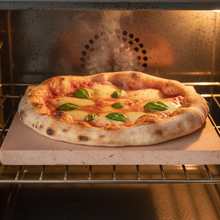 Laden Sie das Bild in den Galerie-Viewer, Pizza perfetta su pietra - Close-up vapore