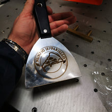 Carica l'immagine nel visualizzatore di Gallery, STECCA-SPATOLA ACCIAIO INOX CON MANICO IN PLASTICA