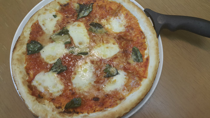 Pizza in giornata: impasto semplice con una tabella di lavoro