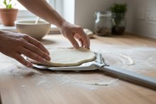 Cargar imagen en el visor de la galería, 2. Preparare la pizza sulla paletta
