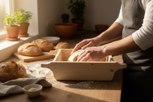 Load image into Gallery viewer, Artigiano impasta in cucina - Luce naturale
