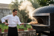 Carica l'immagine nel visualizzatore di Gallery, Chef che sforna pizza napoletana
