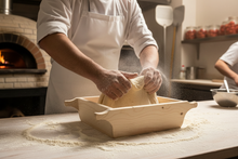 Load image into Gallery viewer, Chef impasta vigorosamente - Farina in aria
