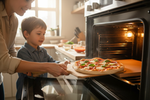 Laden Sie das Bild in den Galerie-Viewer, Famiglia cucina insieme - Infornano pizza
