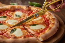 Carica l'immagine nel visualizzatore di Gallery, Forbici dorate tagliano pizza - Close-up

