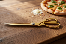 Carica l'immagine nel visualizzatore di Gallery, Forbici su tavolo legno - Lifestyle
