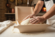 Load image into Gallery viewer, Mani impastano nella cassetta - Azione
