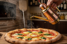 Carica l'immagine nel visualizzatore di Gallery, Mano versa olio su pizza calda - Vapore
