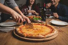 Carica l'immagine nel visualizzatore di Gallery, Persona taglia pizza casalinga - Lifestyle
