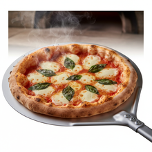 Carica l'immagine nel visualizzatore di Gallery, Pizza perfetta - Food photography

