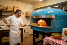 Carica l'immagine nel visualizzatore di Gallery, Pizzaiolo con forno blu in azione
