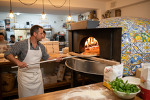 Carica l'immagine nel visualizzatore di Gallery, Pizzaiolo inforna - Azione realistica
