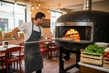 Carica l'immagine nel visualizzatore di Gallery, Pizzaiolo professionista in azione
