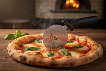 Carica l'immagine nel visualizzatore di Gallery, Rotella taglia pizza napoletana - Azione
